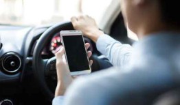 在亨茨维尔，开车时拿着手机可能是违法的