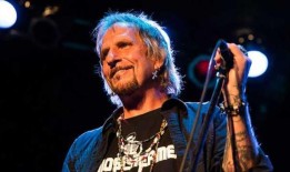 杰克·罗素，Great White乐队主唱，在03年可怕的音乐会大火中登台的杰克·罗素去世